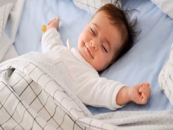 7. Phòng ngủ luôn sạch sẽ thoáng mát. Đảm bảo giường ngủ của con có kích thước phù hợp, không nên quá hẹp gây cảm giác chật chội và quá lớn gây cảm giác lọt lõng. Chăn gối nên thay đổi và giữ luôn sạch sẽ thơm tho.