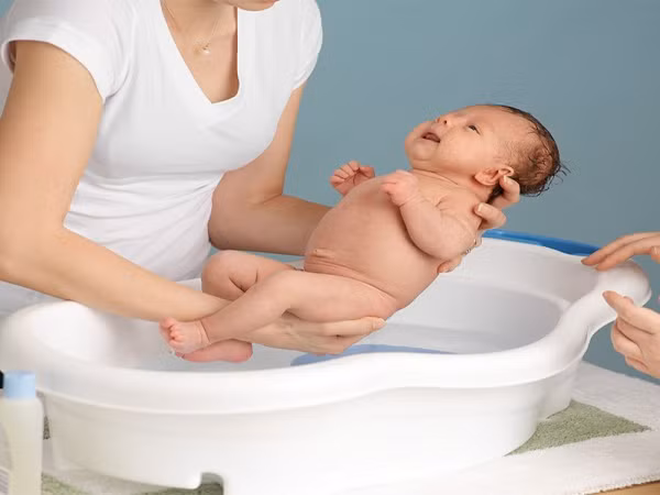 4. Tắm rửa đúng cách. Việc vệ sinh chăm sóc bé rất cần thiết. Tuy nhiên, điều đó không có nghĩa bé cần được tắm rửa thường xuyên. Tắm cho bé quá nhiều sẽ gây khô da, mất độ ẩm tự nhiên. Mẹ nên dùng nước ấm để tắm, mỗi lần 3 đến 5 phút. Trong quá trình tắm, mẹ hãy trò chuyện với bé để bé không có cảm giác sợ nước.