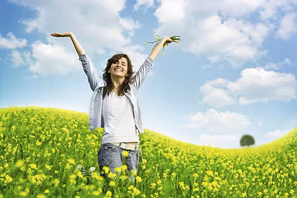 7. Giữ đời sống lạc quan yêu đời. Một cơ thể khỏe mạnh khi thể chất và tinh thần khỏe mạnh. Bạn hãy nghỉ ngơi đầy đủ và thư giãn sau những giờ làm việc căng thẳng. Một cuộc sống lạc quan yêu đời là bí quyết giúp bạn trẻ mãi không già.