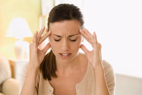  Thiếu sắt. Thiếu sắt là nguyên nhân khiến bạn sẽ cảm thấy chậm chạp, yếu ớt, dễ bị kích động và không thể tập trung bởi thiếu sắt sẽ dẫn đến thiếu máu.Bổ sung các thực phẩm giàu sắt như thịt bò nạc, đậu, đậu phụ, trứng, các loại rau lá màu xanh đậm, các loại hạt..vào thực đơn hàng ngày, kết hợp với thực phẩm giàu vitamin C.