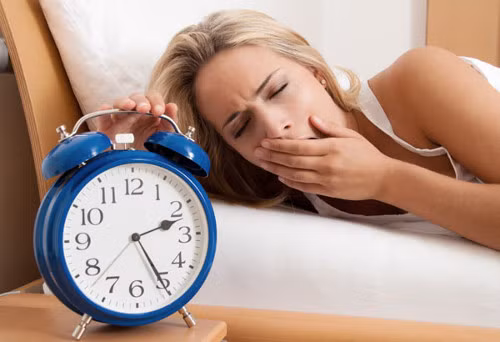  Ngủ thất thường. Một trong những nguyên nhân lớn nhất khiến bạn cảm thấy mệt mỏi đó là không ngủ đủ giấc.Ngủ quá nhiều hoặc quá ít thì cũng khiến bạn cảm thấy cơ thể uể oải, mệt mỏi cả ngày do bộ não không được nghỉ ngơi để tái tạo năng lượng. Do đó, để cơ thể sảng khoái và khỏe mạnh, bạn hãy tạo thói quen đi ngủ đúng giờ, không nên thức quá khuya. Hãy ngủ đủ 8 tiếng mỗi ngày.