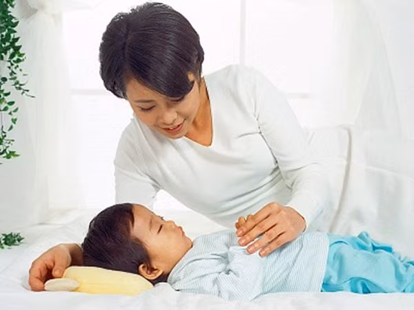 5. Kích thích tâm trạng trẻ. Mẹ nên tắm vòi sen nước ấm cho con trước khi đi ngủ để giúp nhiệt độ cơ thể bé ấm hơn. Bật một bản nhạc cổ điển nhẹ và mát xa cho bé. Không chỉ trẻ sơ sinh mới cần ôm ấp vỗ về, các bé lớn hơn cũng rất thích được cha mẹ làm điều này.