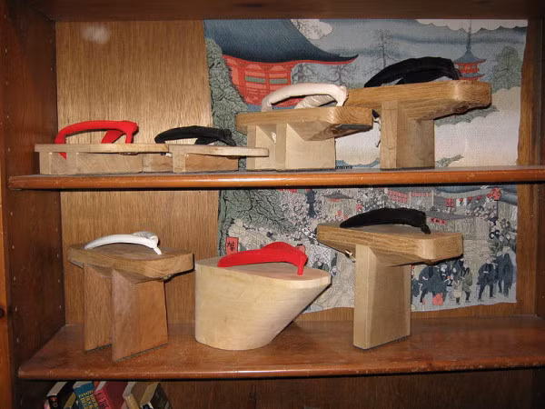 1. Flip flops như chúng ta biết ngày nay đã được Nhật hóa rất nhiều. Những người lính Mỹ đã trở về sau chiến tranh thế giới thứ hai với những đôi dép này và nó lan rộng ra nước ngoài.