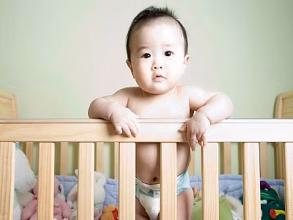 4. Để các thiết bị điện tử xa tầm tay bé. Phòng ngủ của bé không nên có bất cứ một thiết bị điện tử nào. Vì bé đang trong độ tuổi tò mò và muốn tìm hiểu mọi thứ xung quanh nên có thể trèo khỏi giường để nghịch ngợm.