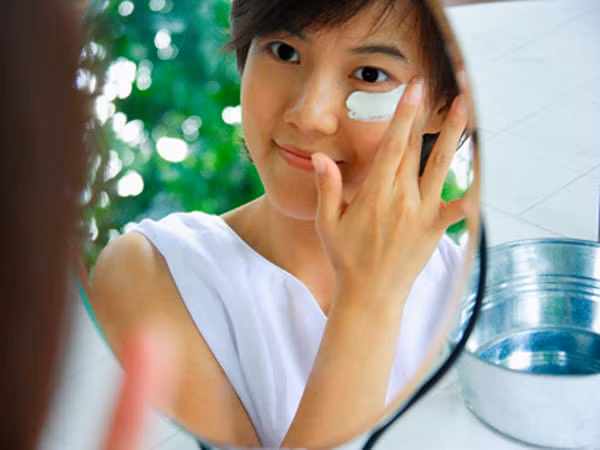 8. Bổ sung Collagen. Ở độ tuổi này, việc sản sinh collagen và độ đàn hồi trong da giảm rõ rệt. Vì vậy, bạn nên dùng các loại kem và huyết thanh vào ban đêm. Ngoài ra bạn cũng nên tẩy da chết và kem dưỡng ẩm ban ngày để da được đàn hồi và cung cấp độ ẩm cần thiết.