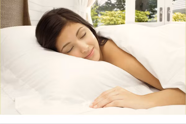 2. Ngủ đủ giấc và đúng cách. Khoảng thời gian ngủ, da bạn có thể được nghỉ ngơi, phục hồi và tái tạo. Thiếu ngủ dấn đến tình trạng thầm quầng mắt, nếp nhăn sớm hình thành, do đó hãy đảm bảo bạn luôn có giấc ngủ sâu và ngon giấc. Để có giấc ngủ ngon, bạn không nên ăn tối quá no, tắm nước ấm và massage chân bằng nước nóng cũng giúp bạn nhanh chóng chìm sâu vào giấc ngủ.