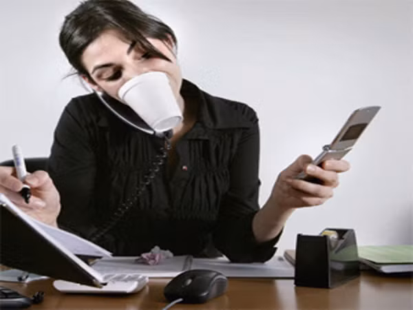 2. Ôm đồm nhiều việc cùng lúc. Đa nhiệm thực sự có thể làm giảm nguy cơ kiệt sức, tuy nhiên nếu đó là việc bạn thích, nếu không sẽ phản tác dụng. Đừng quá lo lắng khi bạn một tay trả lời điện thoại, tay kia soạn thảo email.