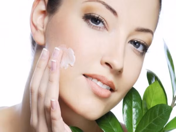 6. Trang điểm theo công thức cá nhân. Chẳng dễ gì các nhà sản xuất nghiên cứu ra công thức và tác dụng của từng loại kem dưỡng. Những loại kem này ở trên da bạn nhiều giờ, do đó hãy chắc chắn bạn đọc kỹ hướng dẫn sử dụng trước khi dùng, ví như da bạn da dầu có hợp với loại dưỡng ẩm không …