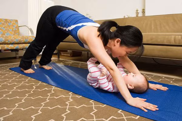 3. Yoga và thể dục thẩm mỹ. Cả hai mẹ con có thể tăng tính linh hoạt và sức khỏe bằng các bài tập thể dục cùng nhau. Ví dụ như các bài tập uốn cong đầu gối, bạn nằm ngửa, đặt bé trên hai chân. Giữ bé thật chắc và từ từ nâng bé lên, hạ xuống chạm môi hôn của mẹ. Lưu ý, những bài tập này nên dành cho bé từ 5 tháng tuổi trở lên.