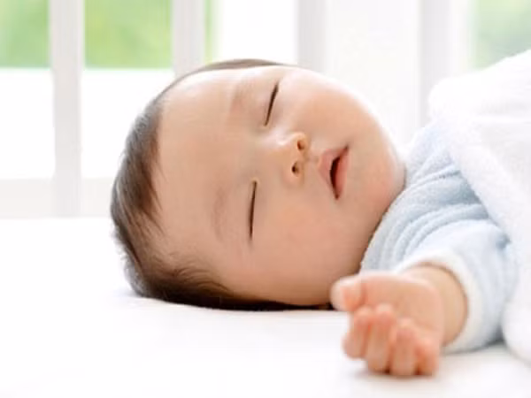9. Cho bé ngủ đủ giấc vào ban ngày. Nhiều người tin rằng, trẻ ít ngủ ban ngày sẽ đủ giấc hơn vào ban đêm. Thực ra, bạn cần đảm bảo cho con ngủ đủ giấc vào giữa buổi sáng và xế trưa để khoẻ khoắn chơi đùa, sau đó sẽ dễ ngủ hơn khi đêm xuống.