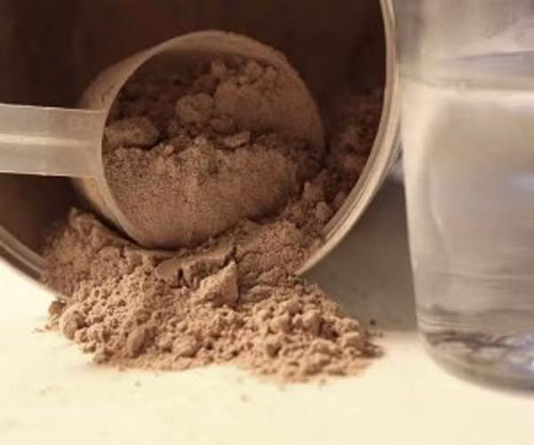 Hỗn hợp protein. Nếu bạn không muốn một bữa sáng rườm rà phức tạp, có thể quấy một muỗng hỗn hợp Protein với nước lọc để uống. Nó sẽ làm bạn cảm thấy no lâu sẵn sàng cho một ngày làm việc căng thẳng.