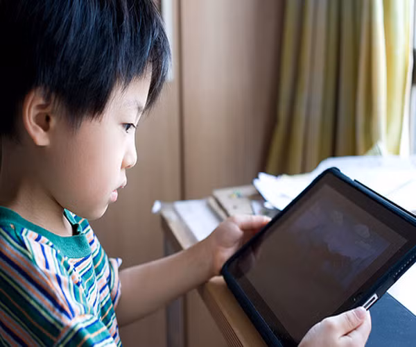 3. Siêu tập trung vào một vấn đề. Cha mẹ có thể thấy điều này khi trẻ quá tập trung vào một việc chẳng hạn như game. Trẻ quên hết mọi thứ xung quanh và chỉ tập trung vào vấn đề đó.