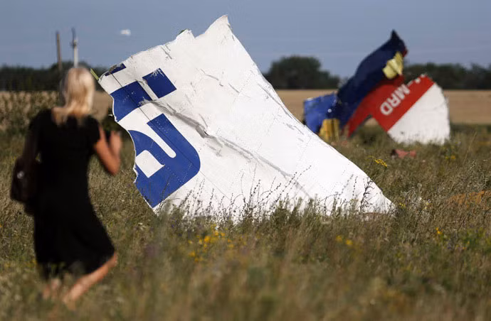 Xác mảnh vỡ máy bay MH17 nằm trên cánh đồng làng Hrabove (Grabovo), tỉnh Donetsk.