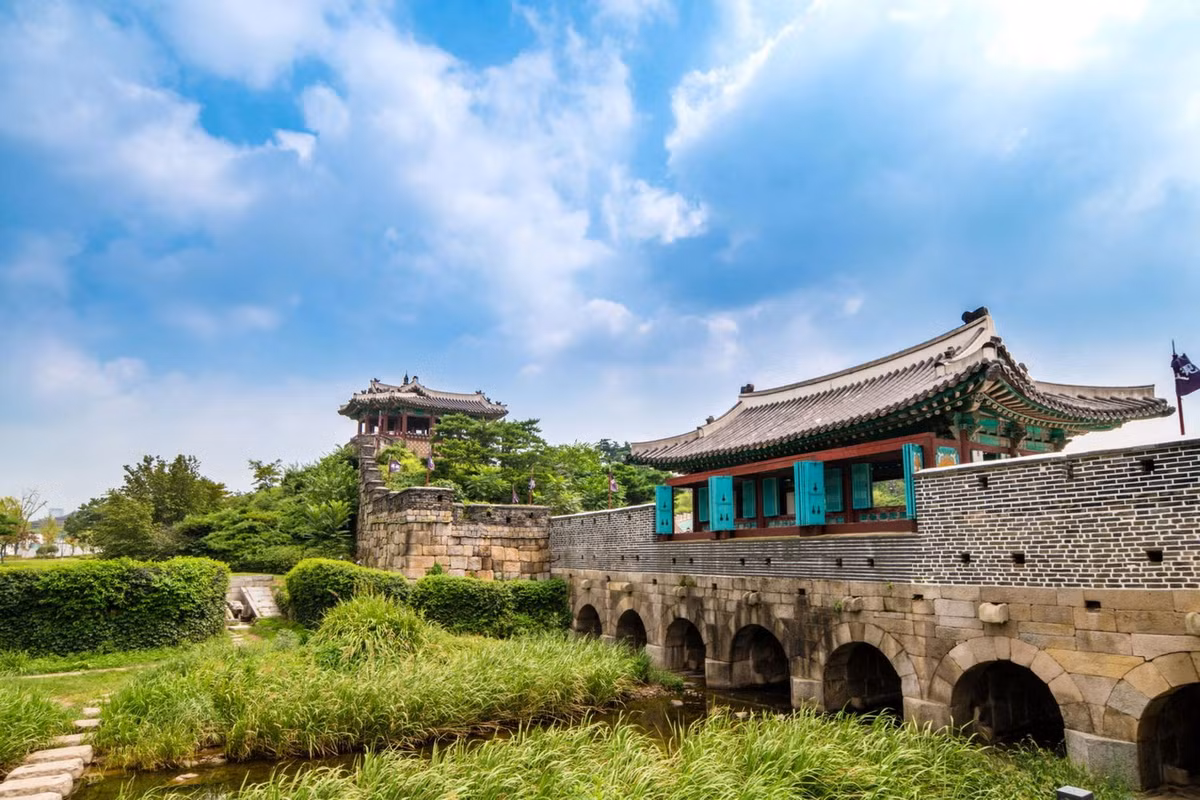 Qua những công trình còn lại, có thể khẳng định thành cổ Hwaseong là minh chứng cho sự sáng tạo trong thiết kế cảnh quan, kiến trúc cũng như sự kỹ thuật xây dựng điêu luyện của người Triều Tiên xưa. Ảnh: KoreabyMe.