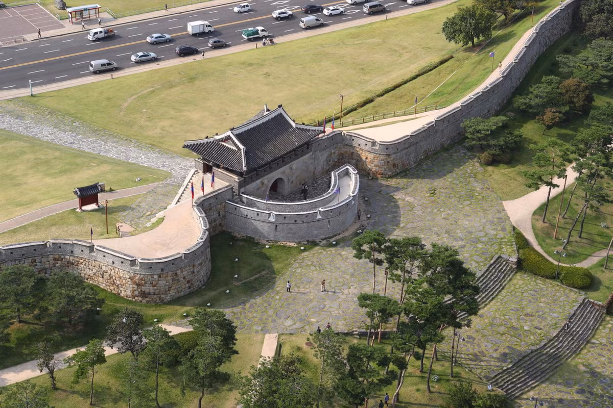 Bốn cổng vào thành Hwaseong đều có pháo đài nhỏ hình bán nguyệt bao quanh, phân bố ở bốn hướng Đông, Tây, Nam, Bắc. Ảnh: Pelago.