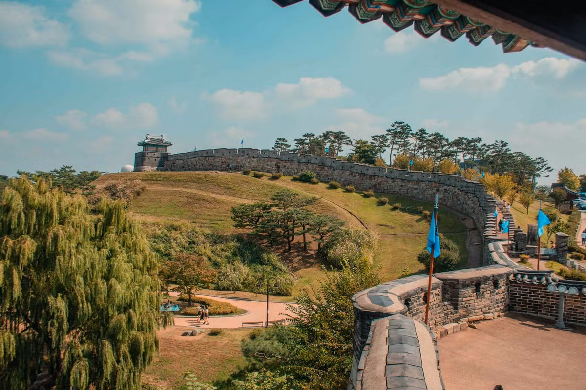 Bề mặt thành có chiều rộng từ 4 đến 6 mét với các ụ làm bằng đá cao 1,2 mét. Ảnh: Linda Goes East.