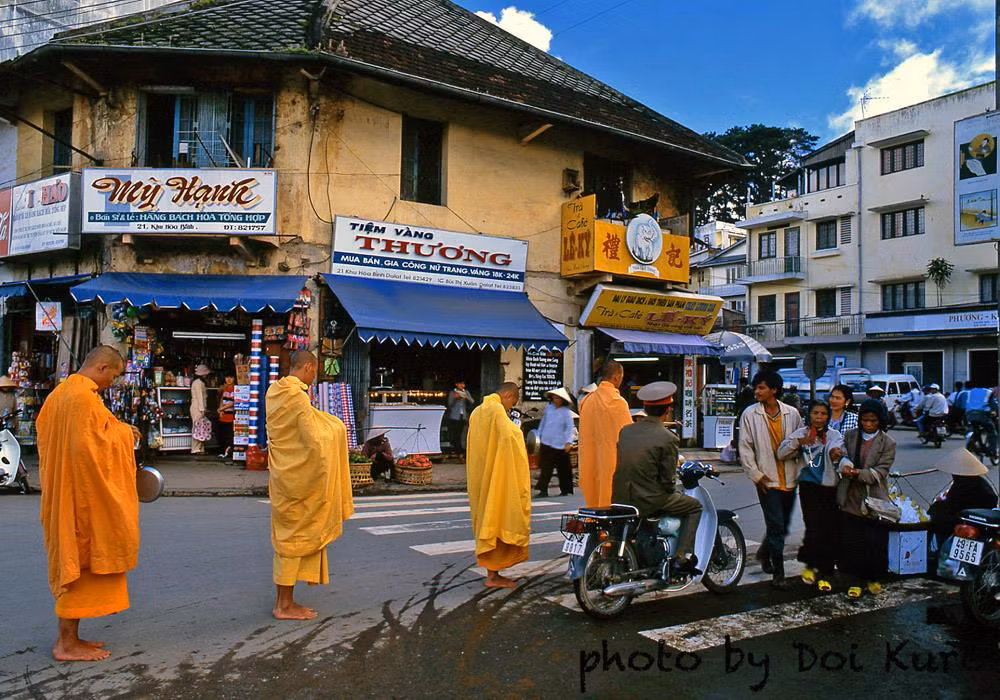 Các nhà sư khất thực đi qua khu Hòa Bình, 1996.
