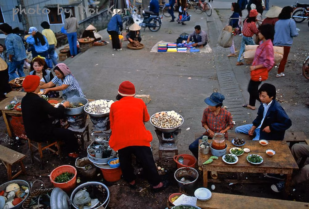 Khu vực cầu thang dẫn xuống chợ Đà Lạt vào một buổi chiều.