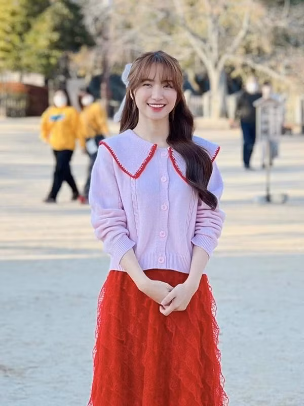 Hòa Minzy luôn lựa chọn những bộ trang phục có màu sắc tươi sáng, cô trung thành với các set đồ bộ tối giản, năng động. Không chỉ che được các khuyết điểm cơ thể, ưu điểm của những set đồ này là tiện lợi, lại khéo khoe được đôi chân thon gọn.