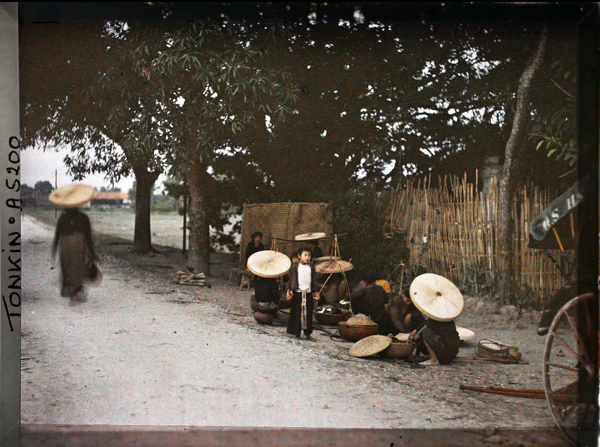 Những người bán gạo bên đường.