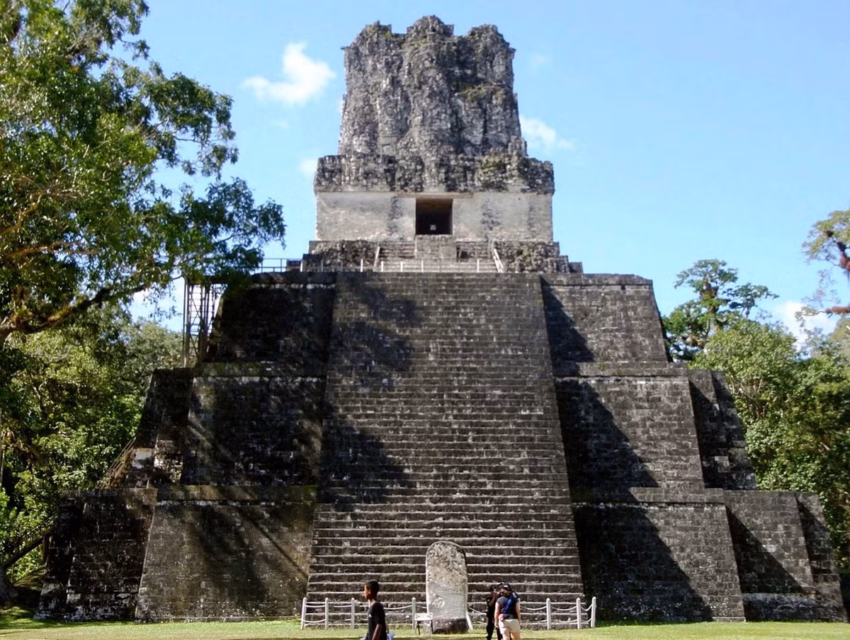 Ngoài ra đền Tikal I còn được gọi là đền thờ của Báo đốm vĩ đại vì phần đỉnh của ngôi đền được tạo tác theo hình ảnh một vị vua ngồi trên chiếc ngai hình báo đốm. Ảnh: Britannica.
