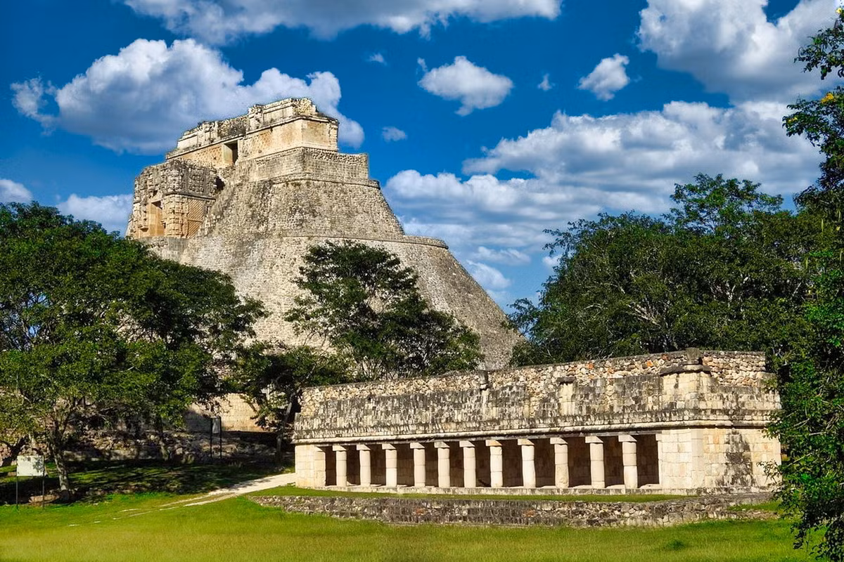 Với chiều cao khoảng 35 mét, kim tự tháp Phù thủy là công trình cao nhất thành phố cổ Uxmal, nơi từng là nhà của khoảng 25.000 người vào giai đoạn hoàng kim. Ảnh: Casa Loltún.