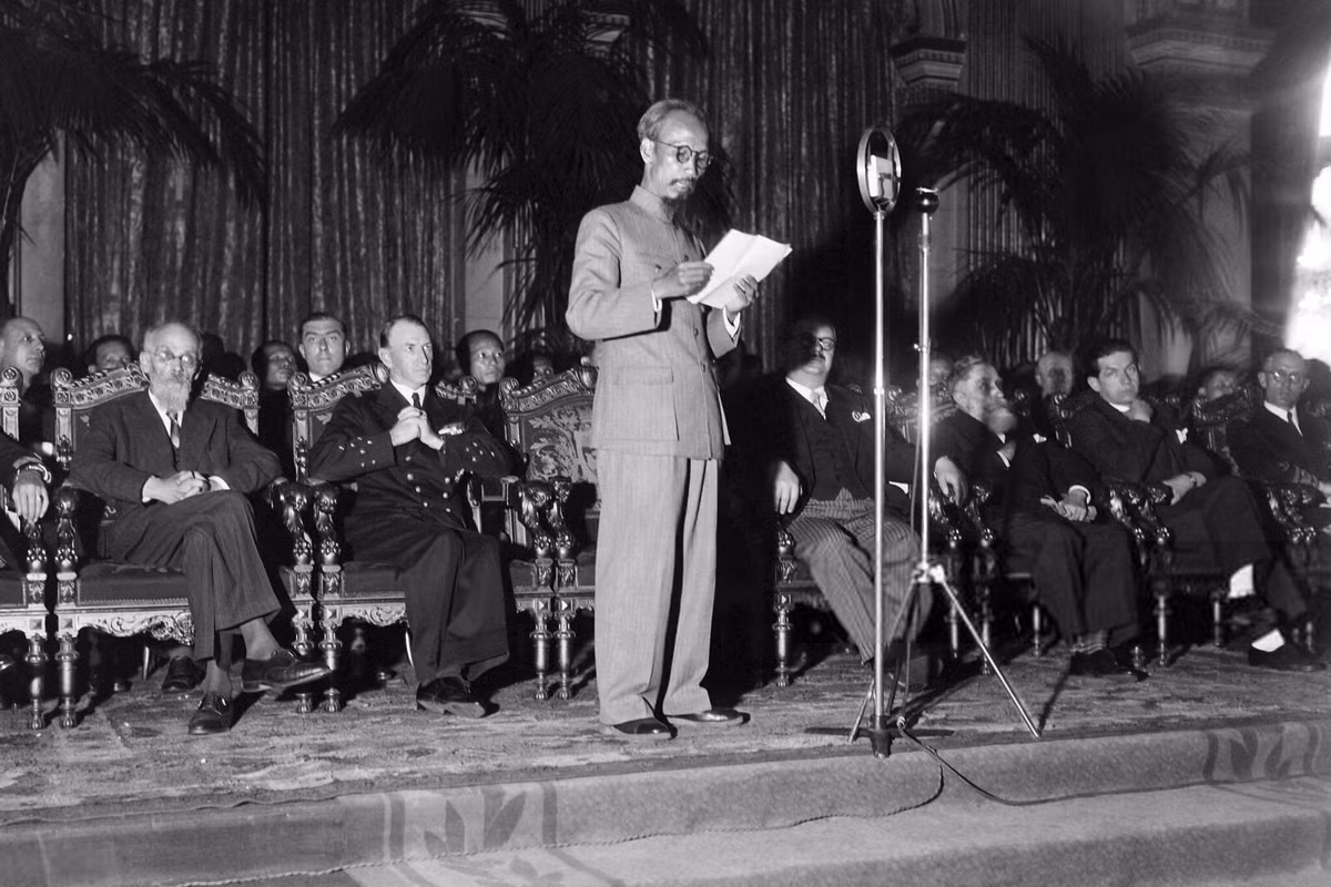 Các nhà nghiên cứu đánh giá, chuyến công du lịch sử của Chủ tịch Hồ Chí Minh đã nâng cao vị thế của Việt Nam, đồng thời là minh chứng cho khát vọng hòa bình, quyết tâm và ý chí độc lập, thống nhất đất nước của nhân dân Việt Nam trước ngưỡng cửa của một kỷ nguyên mới. (Ảnh: Chủ tịch Hồ Chí Minh phát biểu tại Tòa thị chính Paris ngày 6/7/1946.)