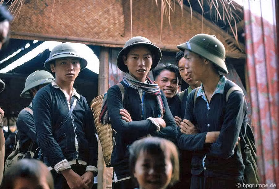 Các nam thanh niên địa phương.