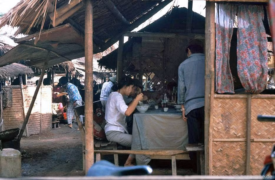 Quán ăn ở chợ.