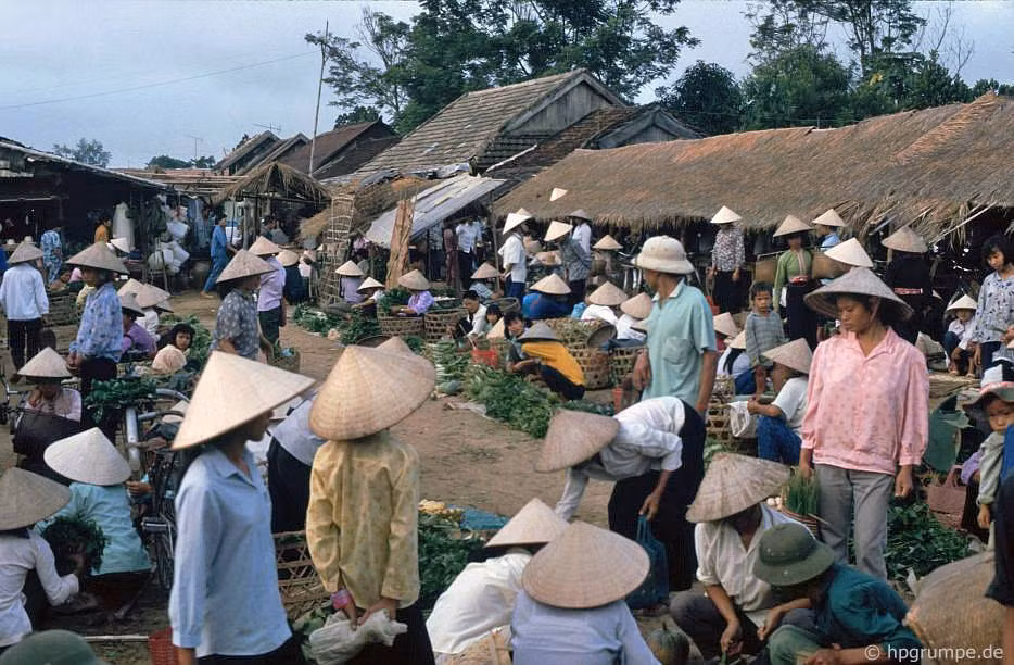 Cảnh tượng mua bán nhộn nhịp ở chợ trung tâm thị xã.