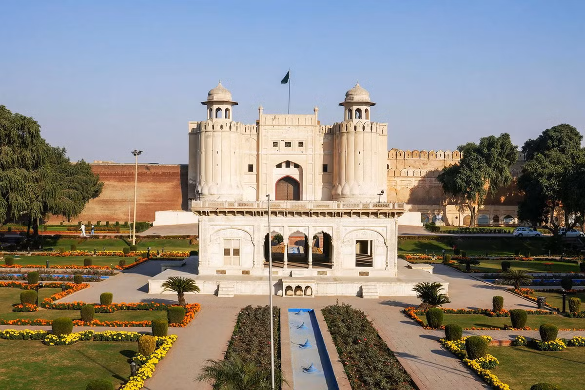 Nằm ở góc Tây Bắc của bức tường thành bao quanh thành phố Lahore của Pakistan, pháo đài cổ Lahore là một di sản kiến trúc quý giá của đế quốc Mogul - vương triều cai trị tiểu lục địa Ấn Độ từ thế kỷ 16-19. Ảnh: Britannica.