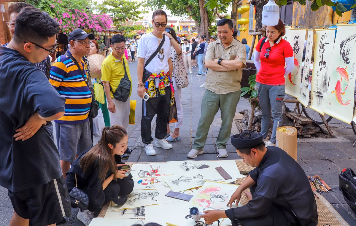 Hoi An chot phuong an ban ve, chi kiem soat voi khach doan-Hinh-2