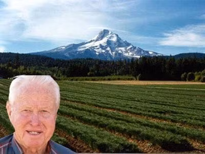 Là địa chủ lớn nhất của California, Red Emmerson hiện đang là là "ông hoàng" ngự trị trên vùng đất rộng lớn tới 1,86 triệu mẫu (7527,15 km²).