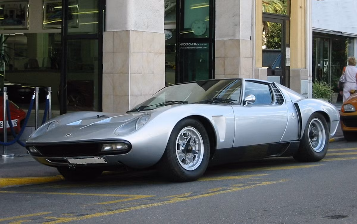 Dòng xe Miura được coi là huyền thoại trong lịch sử của Lamborghini với rất nhiều phiên bản khác nhau và hầu như phiên bản nào cũng thành công rực rỡ. (Ảnh: Miura SV/J 1971-1987).