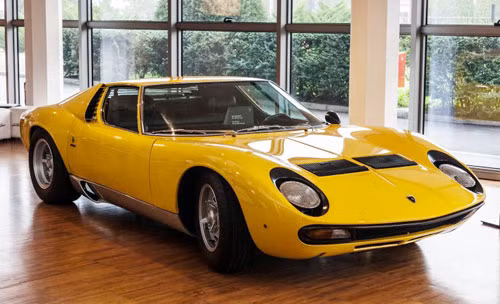 Miura P 400 SV đã gây sốc trước toàn thế giới tại thời điểm năm 1966, tác phẩm này đánh bật mẫu 330 GTC của Ferrari rồi trở thành chiếc xe sản xuất hàng loạt nhanh nhất thế giới.