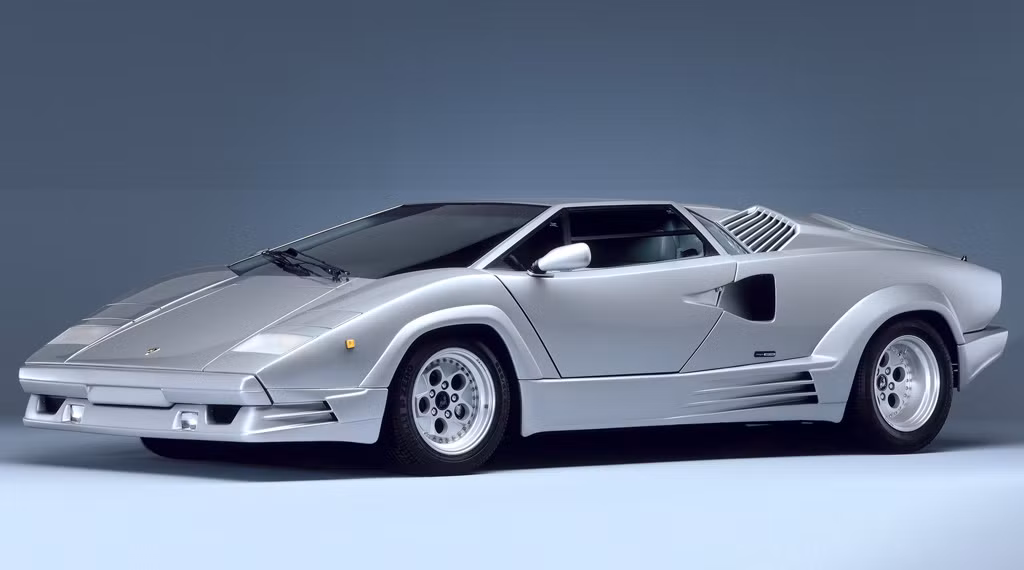 Countach là sản phẩm đầu tiên sở hữu kiểu cửa cắt kéo sau đó trở thành nét đặc trưng không thể nhầm lẫn của Lamborghini, được sản xuất liên tục trong vòng 16 năm, mà đỉnh cao là phiên bản bạc kỷ niệm lần thứ 25.