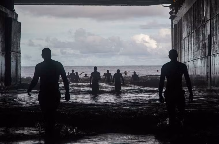 Thủy thủ Mỹ đang tham gia cuộc thi bơi ngay trên khoang đuôi tàu đổ bộ lớn USS Peleliu (LHA 5) đang thực hiện nhiệm vụ tại Thái Bình Dương.