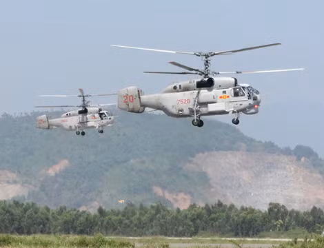 Biên đội trực thăng săn ngầm Ka-28 xuất kích.