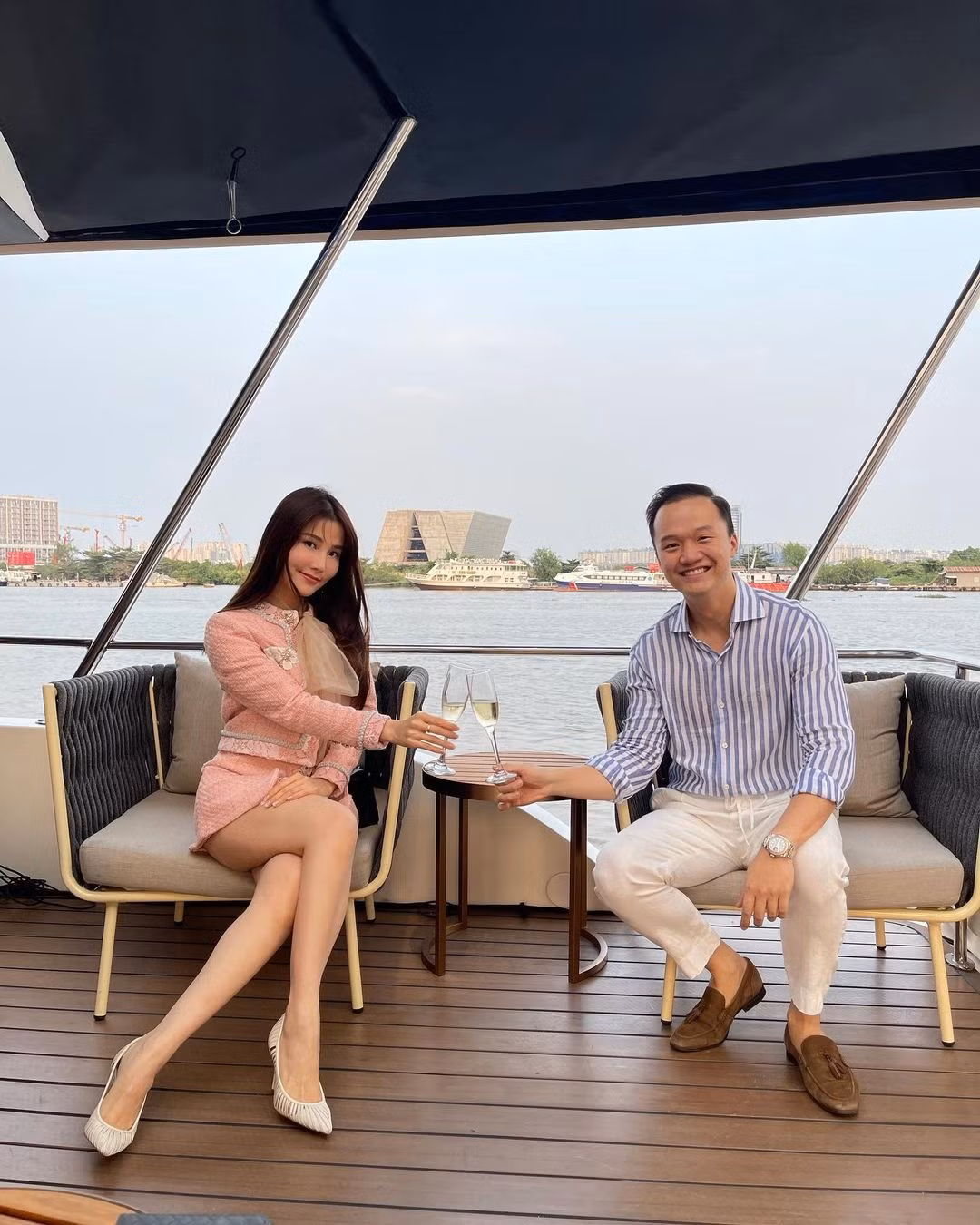 Diễm My cho biết hai người có tính cách khác nhau nhưng luôn cố gắng dung hòa. Cô là người thích sự nổi loạn, còn bạn trai thích những gì an toàn, ổn định, bình yên. Trải qua những hiểu lầm trên, tình cảm của hai người càng gắn bó hơn. "Tình yêu của bất cứ ai cũng trải qua những lúc thăng trầm, có cả khoảng lặng. Tôi và bạn trai cũng như thế, có lúc giận dỗi, không nói chuyện nhưng sau tất cả lại thấy cần nhau nhiều hơn", cô chia sẻ.