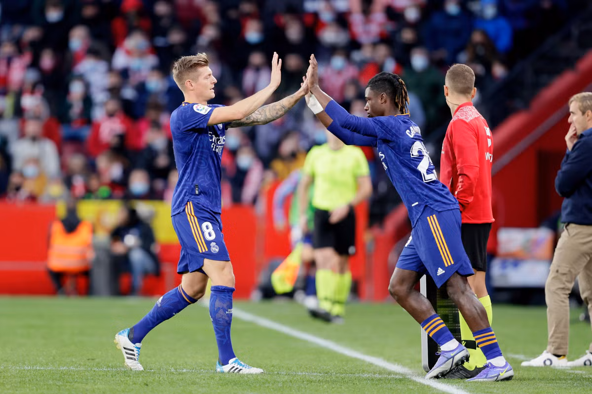 Không cầu thủ nào là không thể thay thế. Kể cả ở thời điểm bộ ba Luka Modric, Casemiro và Toni Kroos (CMK) vẫn còn đỉnh cao phong độ, Chủ tịch Florentino Perez nhanh chóng mang về Eduardo Camavinga với giá 30 triệu euro. Chính Camavinga khiến tuyến giữa Man City hoàn toàn tê liệt ở bán kết Champions League lượt về mùa trước. Hè 2022, Casemiro gia nhập MU nhưng khu trung tuyến của Real không có nhiều xáo trộn.