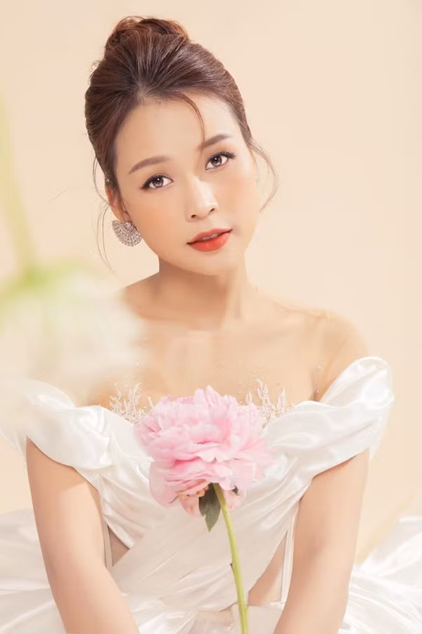 Hotgirl được cầu hôn nhẫn kim cương khủng - Hình 7 Hotgirl duoc cau hon nhan kim cuong khung-Hinh-7