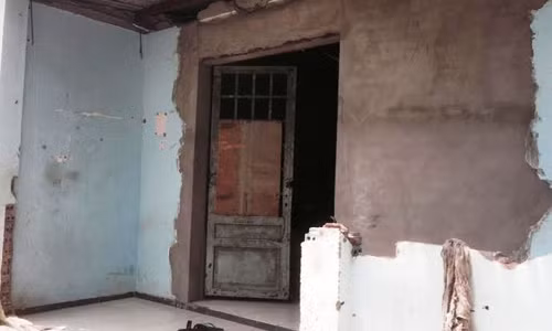Cha nạn nhân bất ngờ trở về phát hiện vụ việc đã khống chế, khóa cửa nhốt 2 "yêu râu xanh" rồi đến công an trình báo vụ việc.