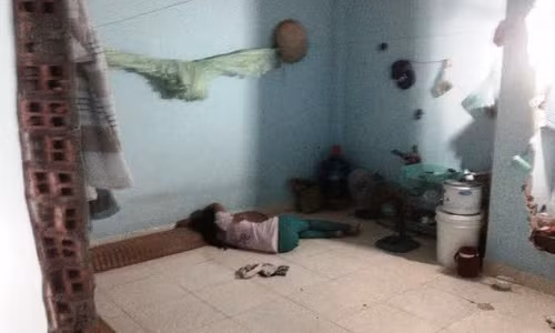 Bé gái mới hơn 13 tuổi đã bị 2 thanh niên cùng quê dụ dỗ quan hệ ngay tại phòng trọ của gia đình.