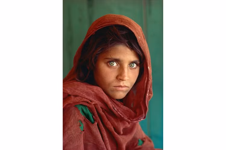 Bức ảnh năm 1984 này chụp cô bé Sharbat Gula người Afghanistan trong một trại tị nạn nằm trên lãnh thổ Pakistan.