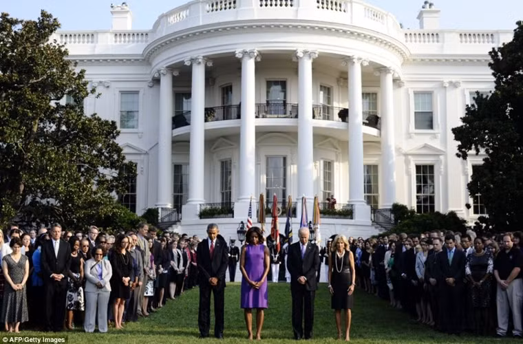 Tại Nhà trắng, Tổng thống Obama và Đệ nhất phu nhân Michelle Obama cùng các quan chức tưởng niệm các nạn nhân của vụ tấn công khủng bố ngày 11/9/2001.