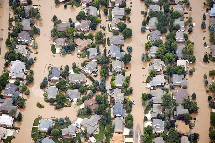 Sau nhiều ngày mưa to, cụm dân cư Longmont, bang Colorado, ngập chìm trong nước.