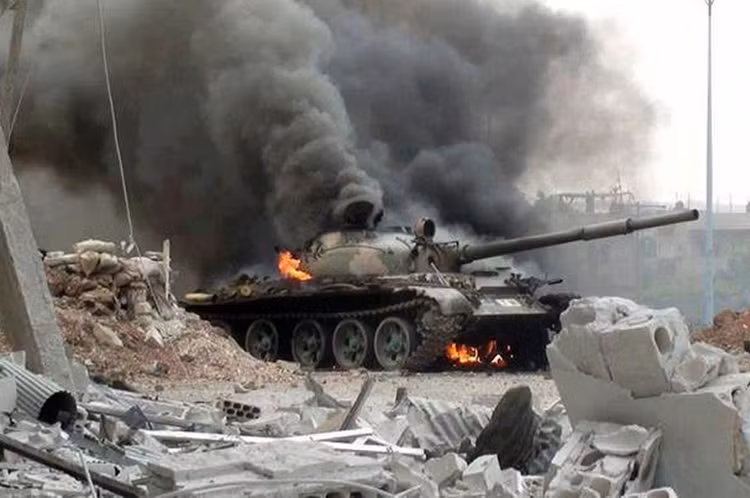 Xe tăng của quân chính phủ Syria bị bắn cháy ở Joubar, ngoại ô Damascus, ngày 18/9/2013.