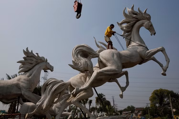 Dùng dây nâng bức tượng đàn ngựa cao 4m ở Bogor, Tây Java, Indonesia.