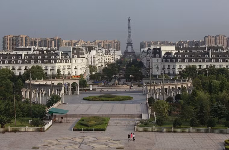 Một khu phố Pháp với Tháp Eiffel ở thành phố Hàng Châu.
