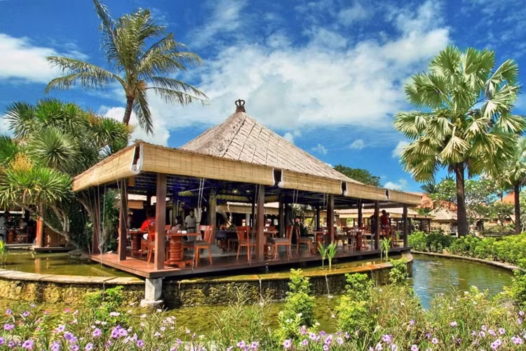  Ayana Resort &amp; Spa, Jimbaran, Bali Khu nghỉ dưỡng Ayana Resort &amp; Spa nằm trên đỉnh núi và nhìn ra Vịnh Jimbaran này giúp du khách chiêm ngưỡng cảnh quan tuyệt đẹp và dịch vụ truyền thống chỉ có ở đảo Bali, Indonesia.